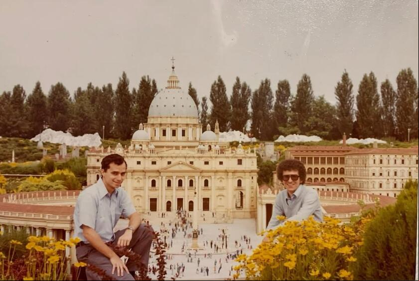Prevost na Itália, nos anos 1970, em frente a uma miniatura da Basílica de São Pedro