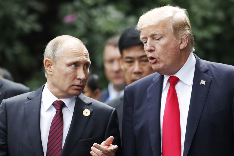Vladimir Putin e Donald Trump durante encontro no Vietnã, em 2017 © ANSA/EPA