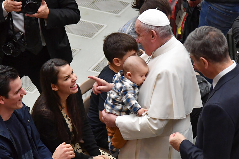Papa Francisco abençoando uma criança durante uma audiência geral no Vaticano © ANSA/ANSA/ALESSANDRO DI MEO