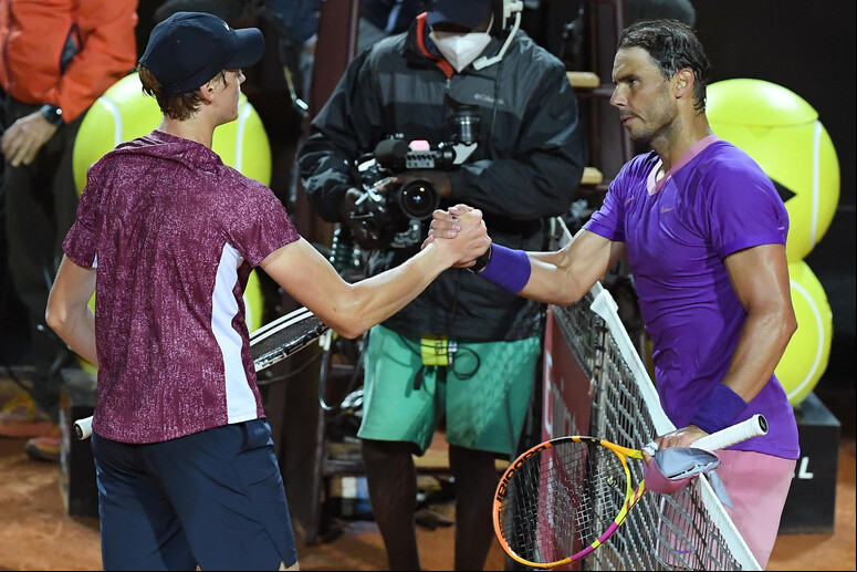 Sinner e Nadal se cumprimentando após uma partida em Roma, na Itália - TODOS OS DIREITOS RESERVADOS