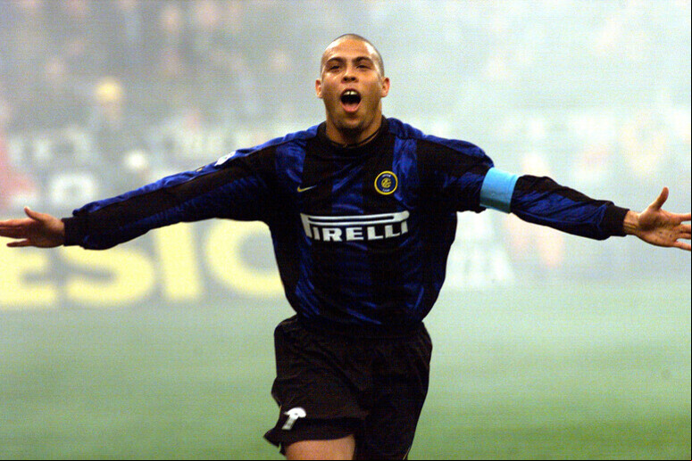 Ex-jogador ou por Internazionale e Milan no futebol italiano - TODOS OS DIREITOS RESERVADOS