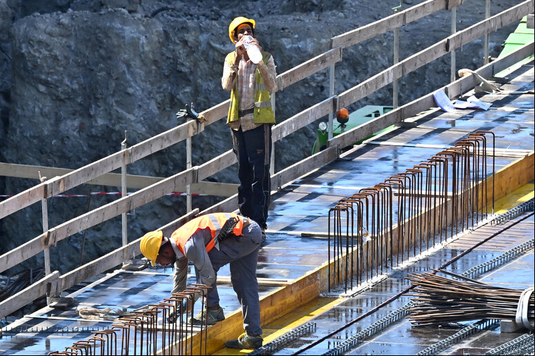 Trabalhadores em um canteiro de obras em Gênova, noroeste da Itália - TODOS OS DIREITOS RESERVADOS
