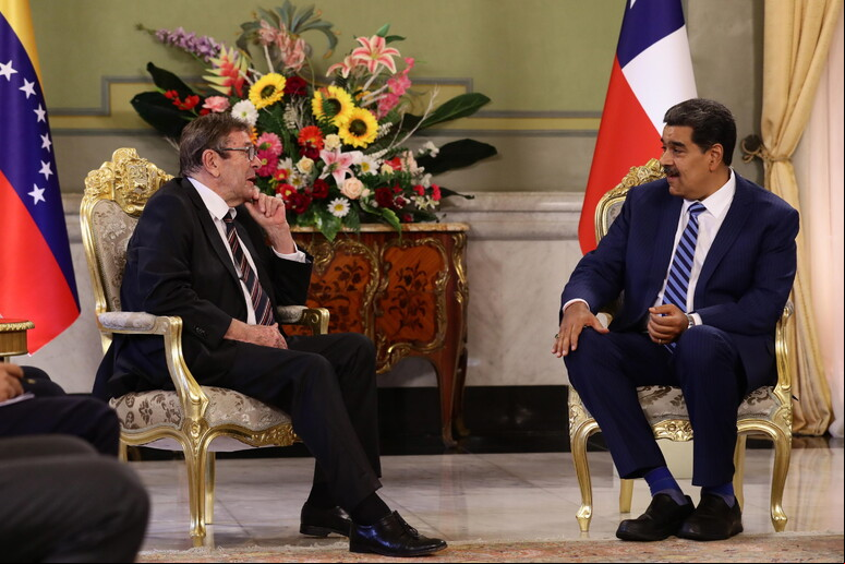 Jaime Gazmuri durante encontro no ado com Nicolás Maduro © ANSA/EPA