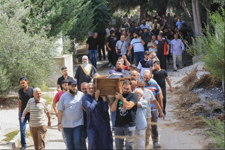 Marcha fúnebre com corpos de vítimas de ataques israelenses em Ain al-Delb, no sul do Líbano © ANSA/AFP