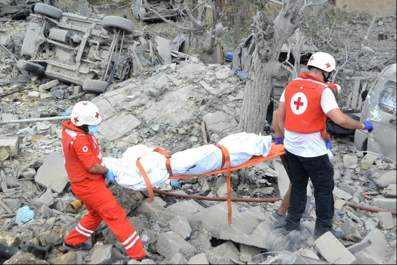 Socorristas recuperam corpo de vítima de ataque em Aitou, norte do Líbano © ANSA/AFP
