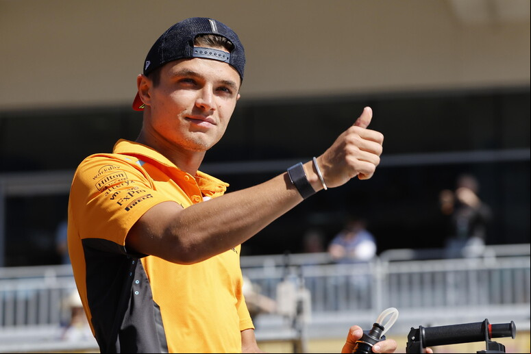 Lando Norris cravou a volta mais rápida da sessão nos instantes finais do treino © ANSA/EPA