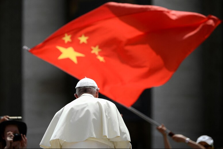 Papa Francisco diante de bandeira da China em audiência geral na China © ANSA/AFP