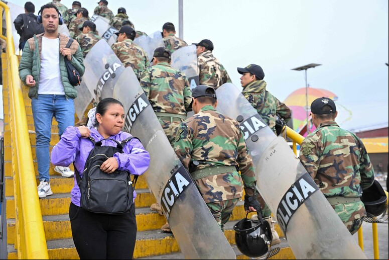 Patrulha policial durante greve dos transportes em Lima, capital do Peru © ANSA/AFP