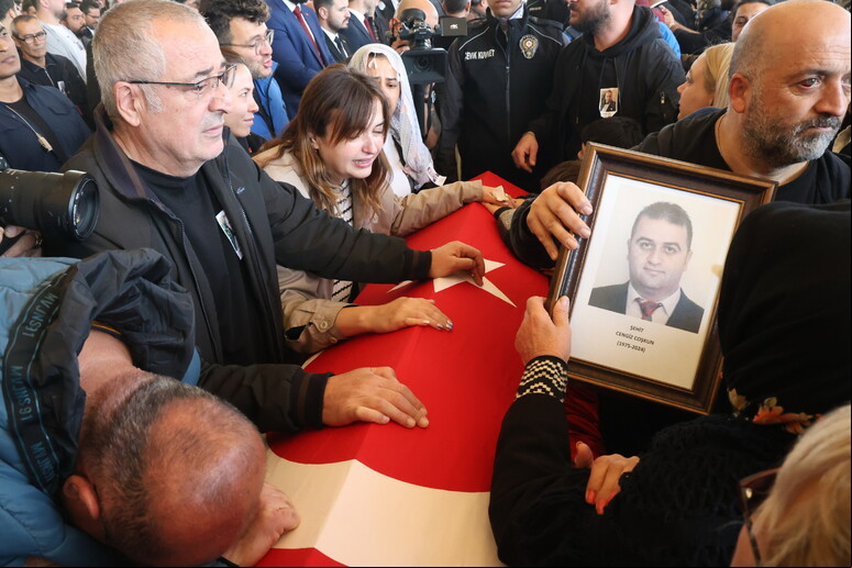 Funeral de Cengiz Coskun, um dos 5 mortos em atentado em Ancara - TODOS OS DIREITOS RESERVADOS
