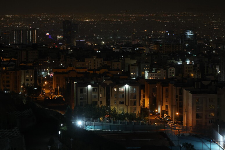 Vista aérea de Teerã, capital do Irã, na madrugada deste sábado (26) © ANSA/EPA