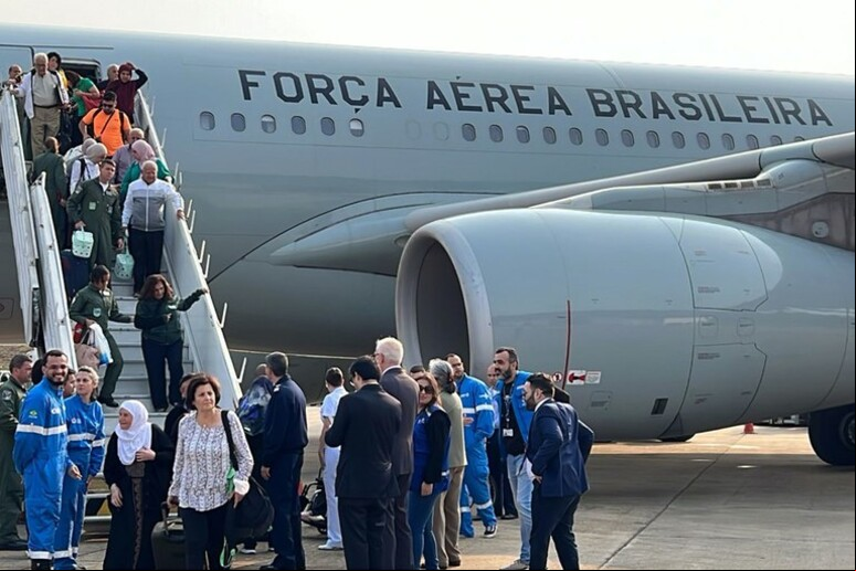 Desembarque de brasileiros provenientes do Líbano © ANSA/FAB