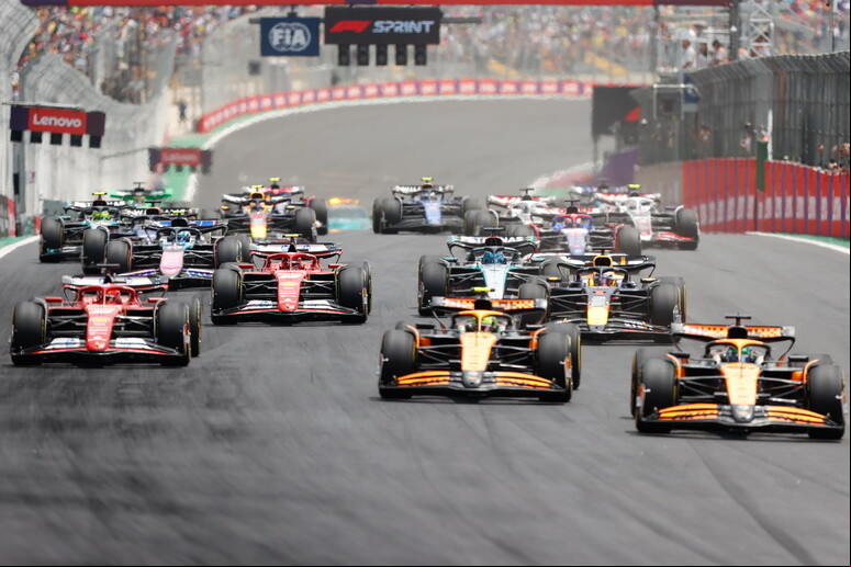 Largada de corrida sprint em Interlagos, prova vencida por Norris - TODOS OS DIREITOS RESERVADOS