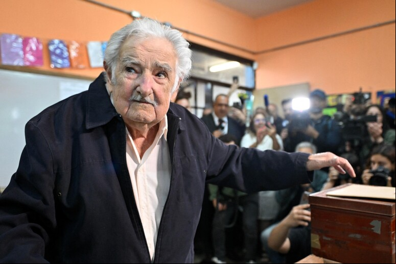 Pepe Mujica em colégio eleitoral em Montevidéu, no Uruguai © ANSA/AFP
