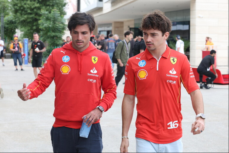 Leclerc e Sainz trocaram farpas por ultraagem do espanhol no GP de Las Vegas © ANSA/EPA