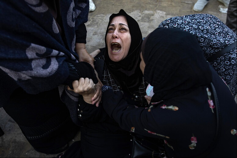 Mulher palestina chora morte de parentes em ataque israelense em Khan Younis, na Faixa de Gaza © ANSA/EPA