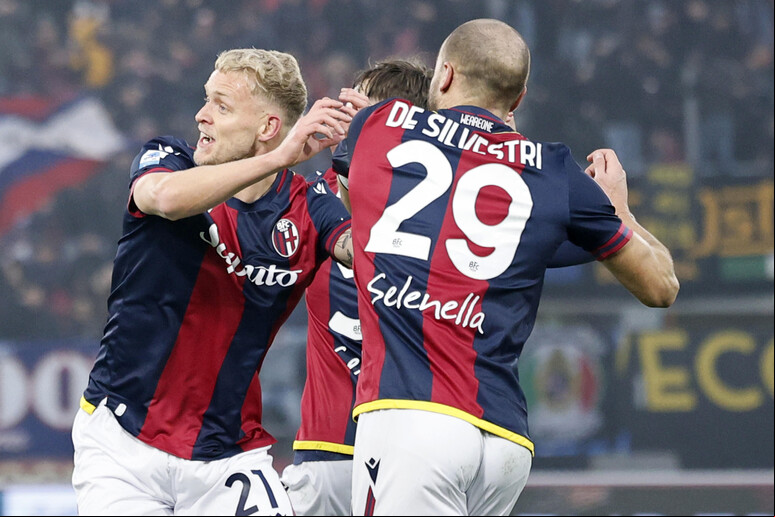 Jogadores do Bologna celebrando um gol na partida contra a Fiorentina - TODOS OS DIREITOS RESERVADOS