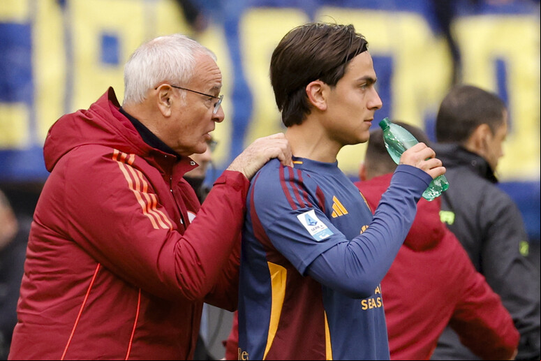 Ranieri ando instruções a Dybala durante a vitória da Roma por 5 a 0 em cima do Parma - TODOS OS DIREITOS RESERVADOS