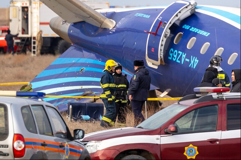 Destroços de avião da Azerbaijan Airlines no Cazaquistão © ANSA/AFP