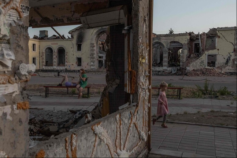 Criança ucraniana corre na região de Donetsk em meio à guerra com a Rússia © ANSA/AFP
