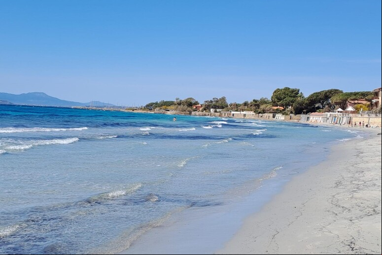 Praia de Capitanata em Cagliari, a cidade com o melhor clima da Itália em 2024 - TODOS OS DIREITOS RESERVADOS