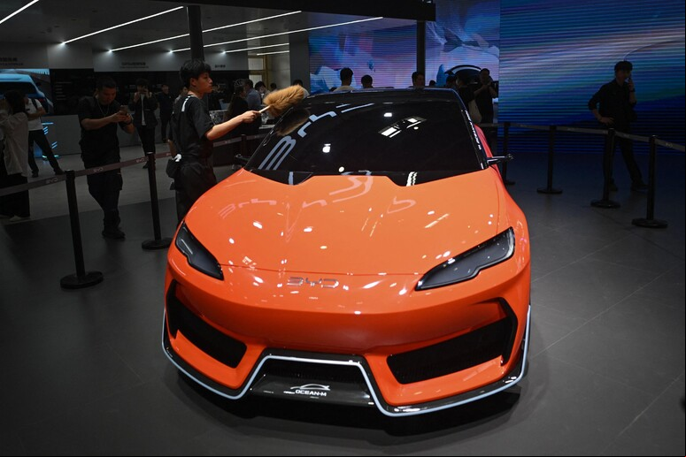 Estande da marca chinesa BYD no Salão do Automóvel de Pequim © ANSA/AFP