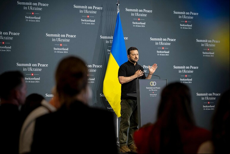 Zelensky durante cúpula de paz © ANSA/AFP
