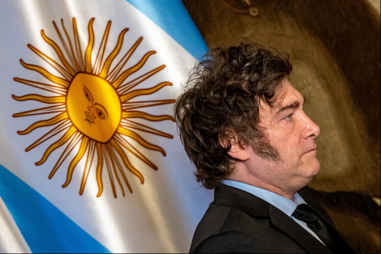 Javier Milei, presidente da Argentina, durante visita a Praga © ANSA/EPA