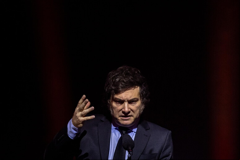 Javier Milei durante visita a Praga © ANSA/EPA