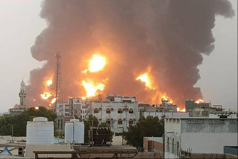 Incêndio após bombardeio israelense em Hodeida, no Iêmen © ANSA/AFP