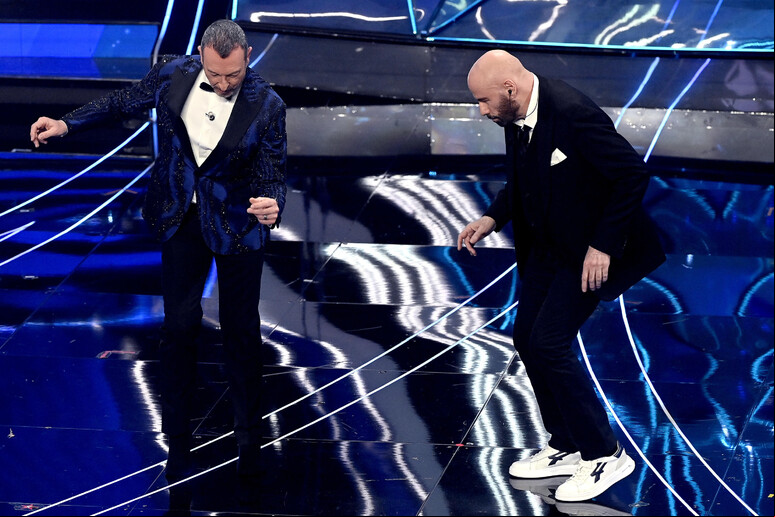 John Travolta dançou música  'Baile dos arinhos ' - TODOS OS DIREITOS RESERVADOS