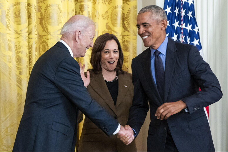 Kamala Harris entre Joe Biden e Barack Obama na Casa Branca © ANSA/EPA