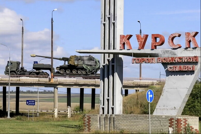 Veículos militares russos em Kursk, na fronteira com a Ucrânia © ANSA/EPA