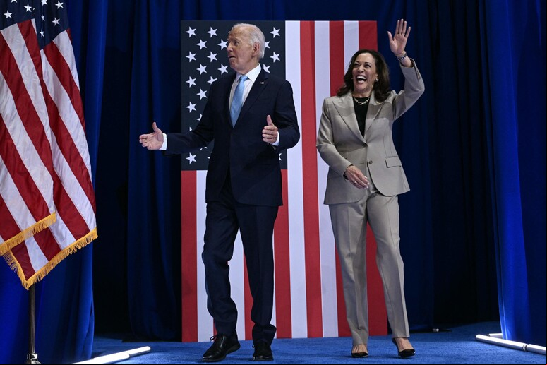 Joe Biden e Kamala Harris durante comício em Maryland © ANSA/AFP