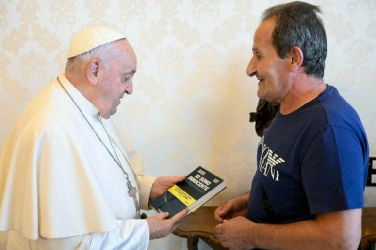 Papa recebeu o livro do ex-agricultor © ANSA/Foto Divulgação