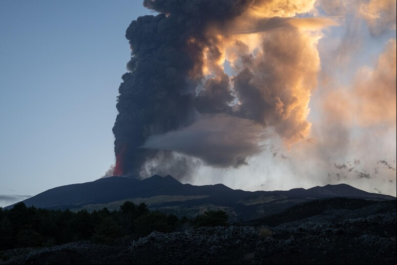 Erupção no Monte Etna, em foto de arquivo © ANSA/AFP