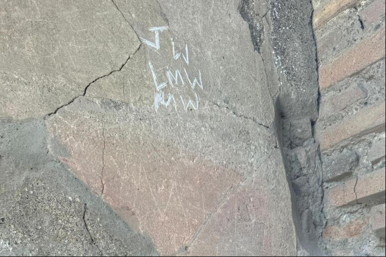 Homem de 37 anos usou um objeto pontiagudo para gravar as letras "JW", "LMW" e "MW" - TODOS OS DIREITOS RESERVADOS