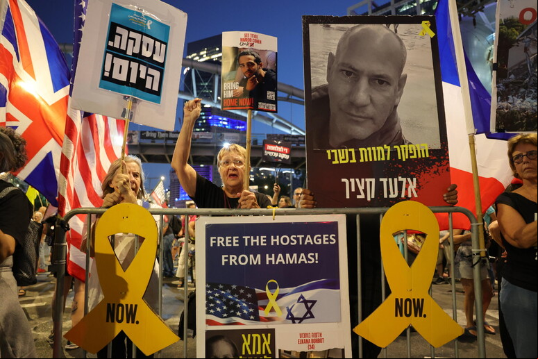 Um protesto em Tel Aviv pedindo a soltura de todos os reféns israelenses na Faixa de Gaza © ANSA/EPA
