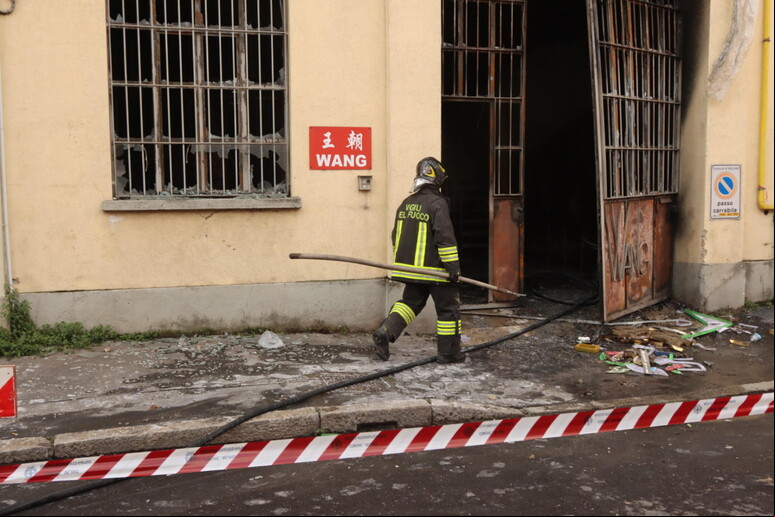 Loja chinesa destruída por incêndio em Milão - TODOS OS DIREITOS RESERVADOS