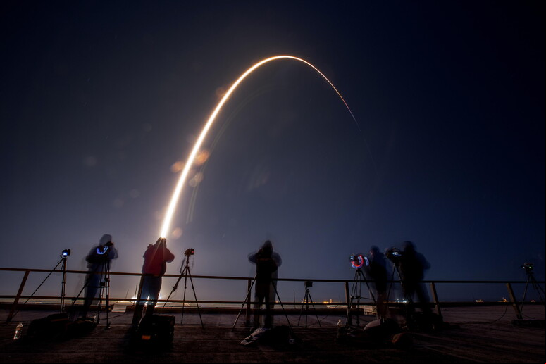 Imagem do lançamento do foguete Falcon 9 em Cabo Canaveral, na Flórida © ANSA/EPA