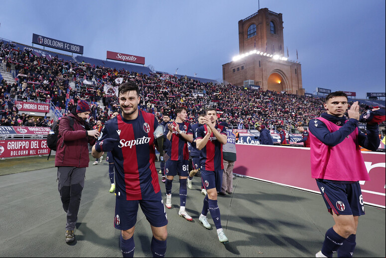 Jogadores do Bologna celebram vitória de virada em casa - TODOS OS DIREITOS RESERVADOS