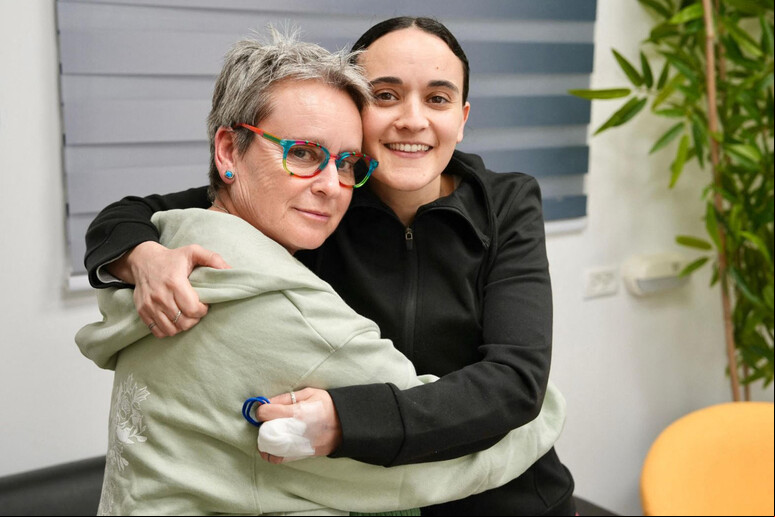 Emily Damari abraçada com sua mãe, Mandy Damari, após ser libertada © ANSA/AFP