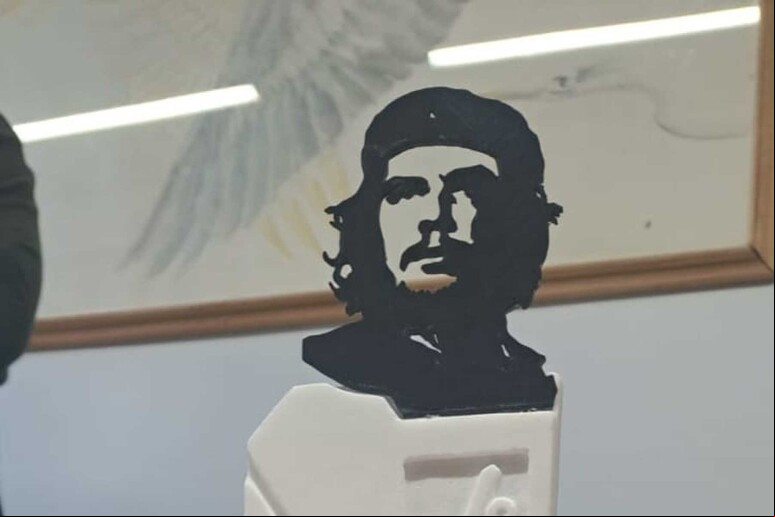 Monumento em Carrara homenageia Che Guevara - TODOS OS DIREITOS RESERVADOS