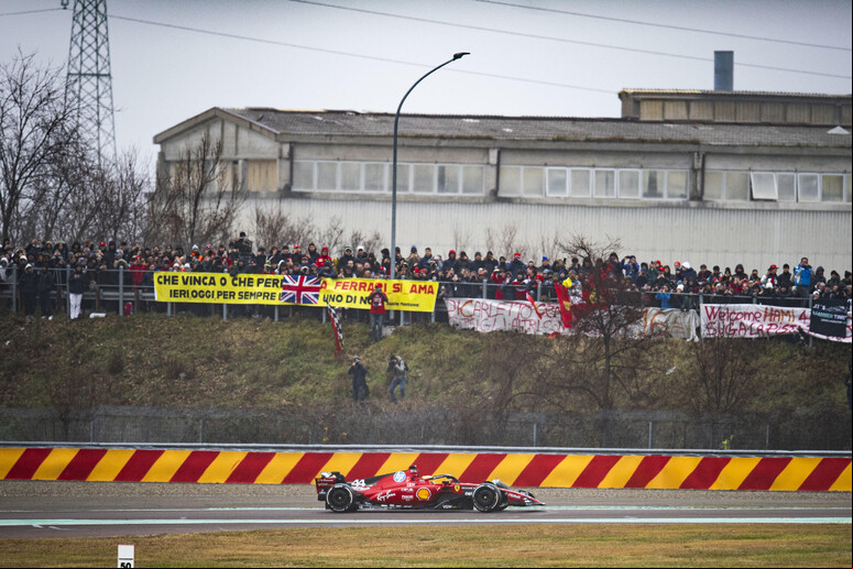 Hamilton guiando o SF 75 durante os testes no circuito de Fiorano, na Itália © ANSA/Fabrizio Boldoni / DPPI