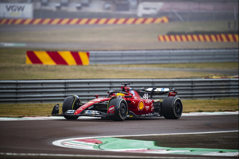 Lewis Hamilton em ação pela Ferrari em Fiorano, em 22 de janeiro - TODOS OS DIREITOS RESERVADOS