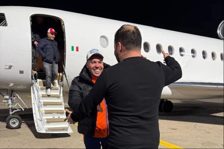 Osama Almasri (de boné branco) foi deportado em avião oficial italiano - TODOS OS DIREITOS RESERVADOS