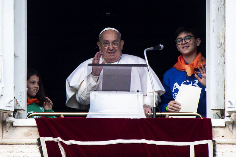 Jovem agradeceu o Papa e pediu que mundo tenha um período de paz - TODOS OS DIREITOS RESERVADOS