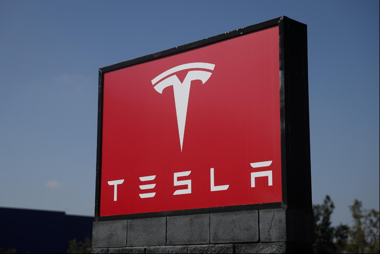 Showroom da Tesla em Haia foi alvo de protestos nesta segunda © ANSA/EPA