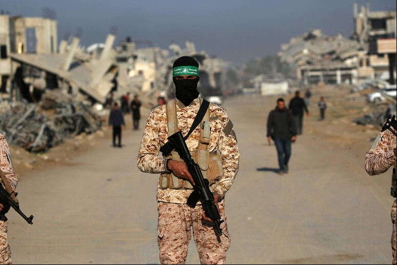 Combatente do Hamas em Khan Younis, sul da Faixa de Gaza © ANSA/AFP