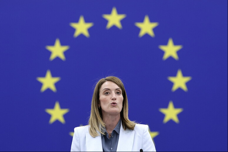 Metsola visitou o posto de travessia da Missão de Assistência Fronteiriça da União Europeia (Eubam) © ANSA/EPA