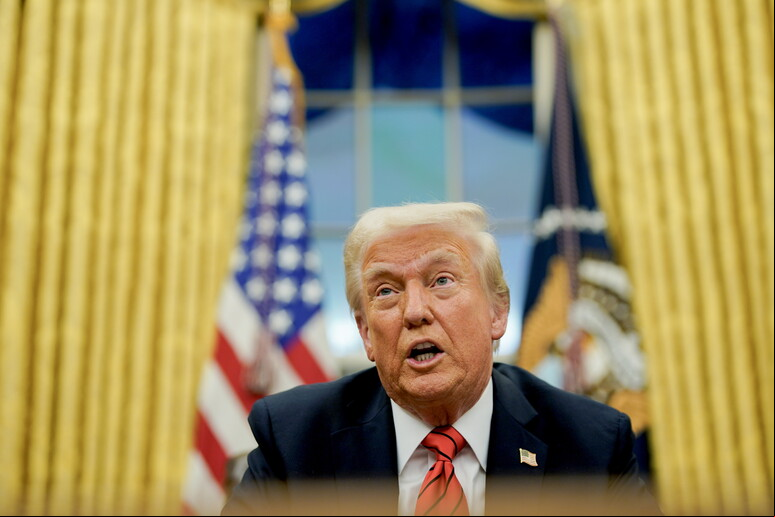 Donald Trump assina ordem executiva com tarifaço contra aço e alumínio - TODOS OS DIREITOS RESERVADOS